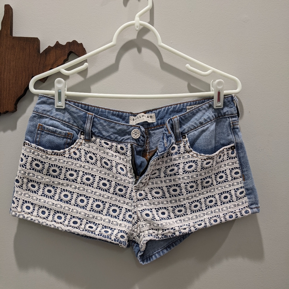 Bullhead Denim jean & lace shorts
